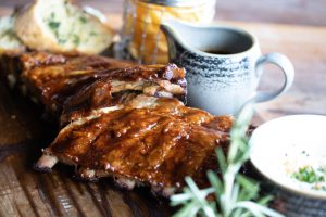 Saftige BBQ-Spareribs mit Barbecue-Sauce im Loft’s Bar Bistro Steakhaus Ingolstadt – serviert mit Dip, Brot und Beilage.